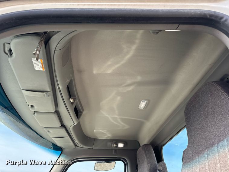 image for item EN5084 2019 Peterbilt 567 semi truck