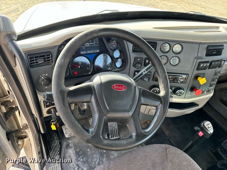 image for item EN5084 2019 Peterbilt 567 semi truck