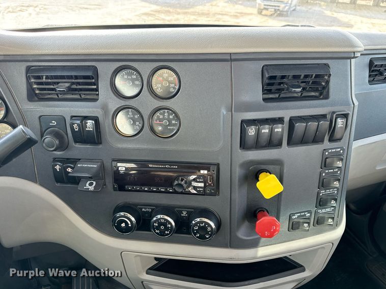 image for item EN5084 2019 Peterbilt 567 semi truck