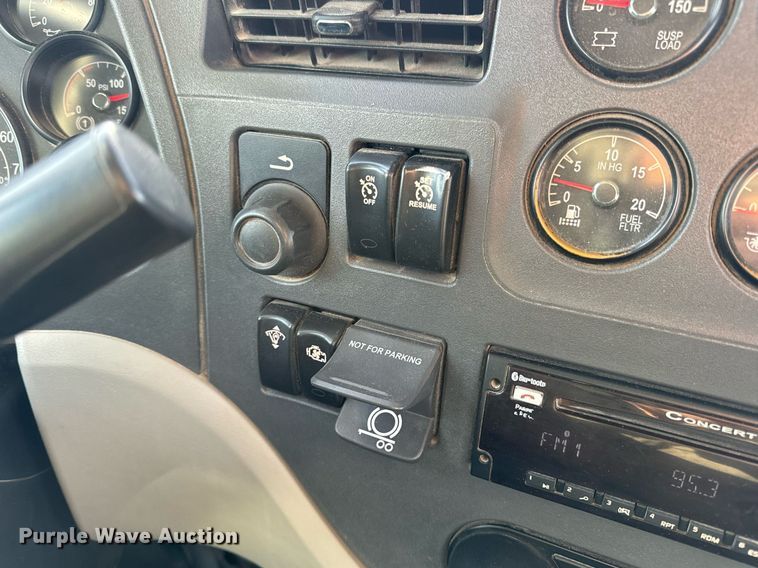 image for item EN5084 2019 Peterbilt 567 semi truck