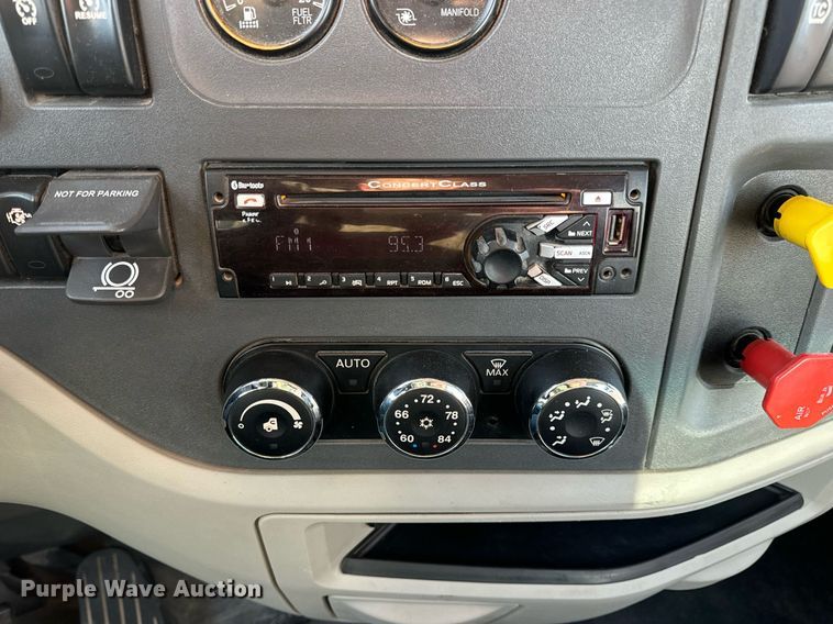 image for item EN5084 2019 Peterbilt 567 semi truck