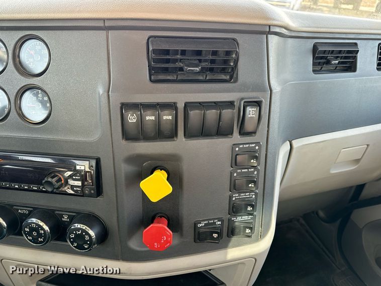 image for item EN5084 2019 Peterbilt 567 semi truck