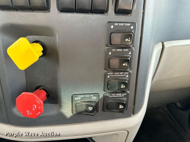 image for item EN5084 2019 Peterbilt 567 semi truck