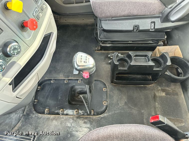 image for item EN5084 2019 Peterbilt 567 semi truck