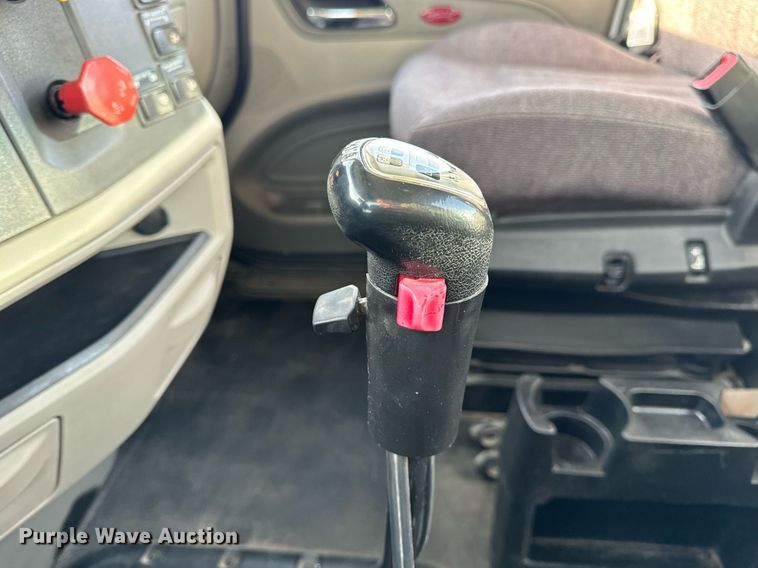 image for item EN5084 2019 Peterbilt 567 semi truck