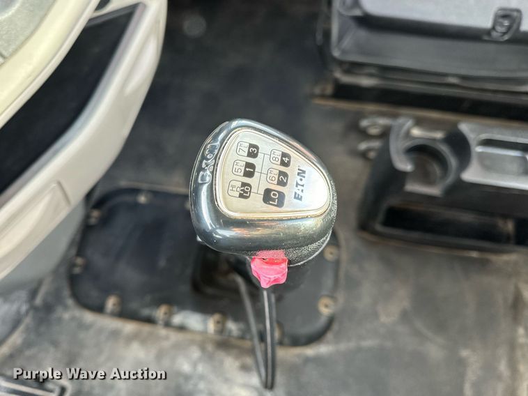 image for item EN5084 2019 Peterbilt 567 semi truck