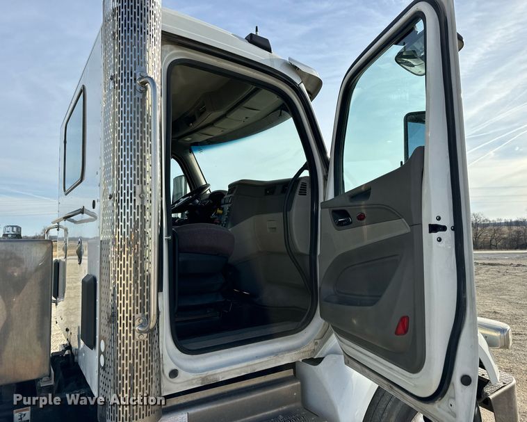 image for item EN5084 2019 Peterbilt 567 semi truck