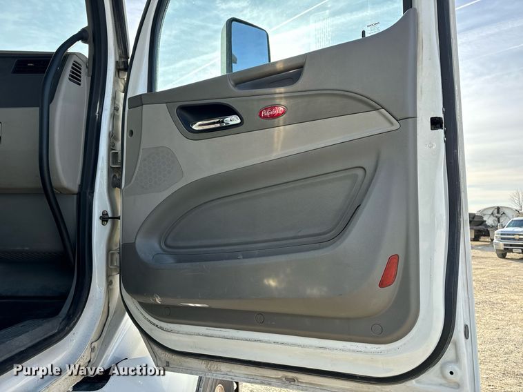 image for item EN5084 2019 Peterbilt 567 semi truck