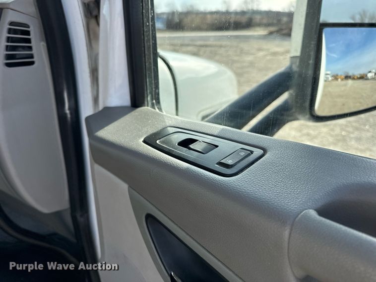 image for item EN5084 2019 Peterbilt 567 semi truck