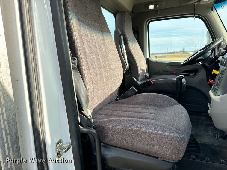 image for item EN5084 2019 Peterbilt 567 semi truck