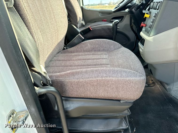 image for item EN5084 2019 Peterbilt 567 semi truck