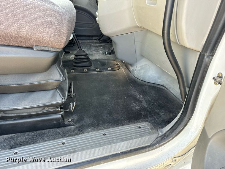 image for item EN5084 2019 Peterbilt 567 semi truck