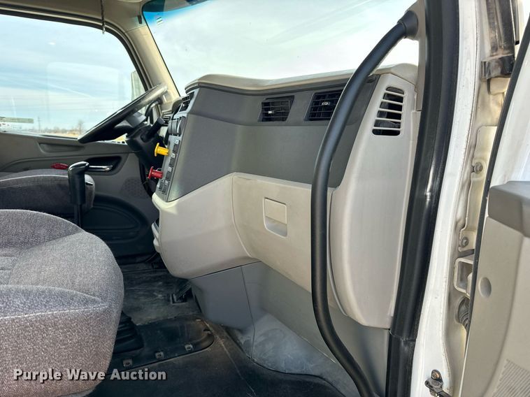 image for item EN5084 2019 Peterbilt 567 semi truck