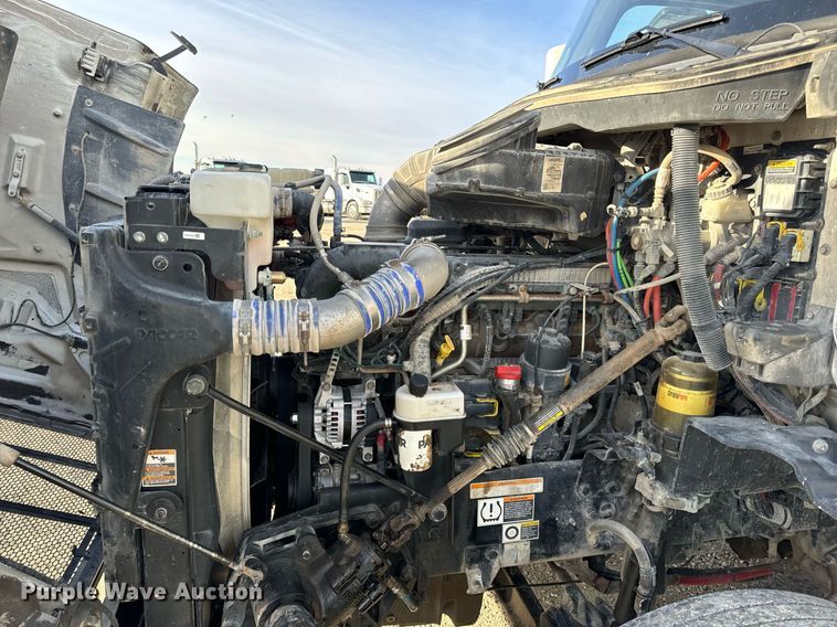 image for item EN5084 2019 Peterbilt 567 semi truck