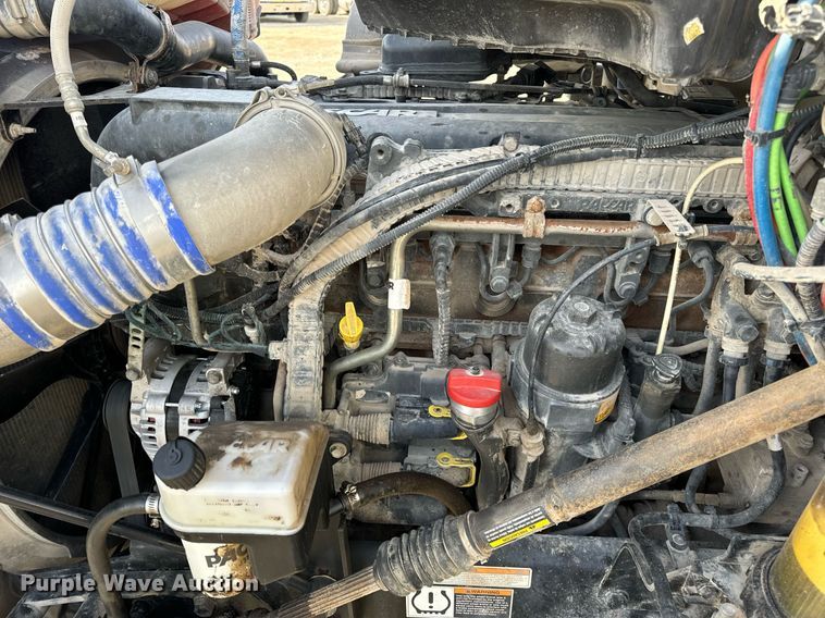 image for item EN5084 2019 Peterbilt 567 semi truck