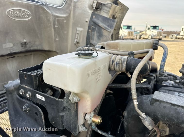 image for item EN5084 2019 Peterbilt 567 semi truck