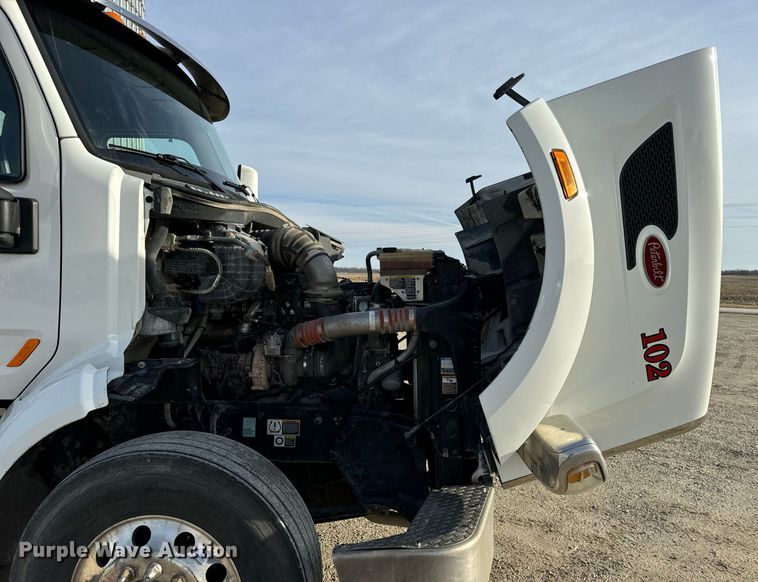 image for item EN5084 2019 Peterbilt 567 semi truck
