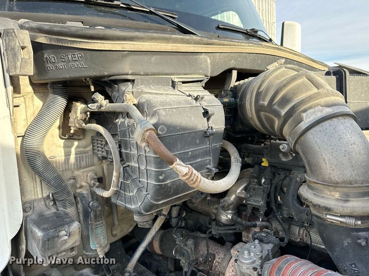 image for item EN5084 2019 Peterbilt 567 semi truck