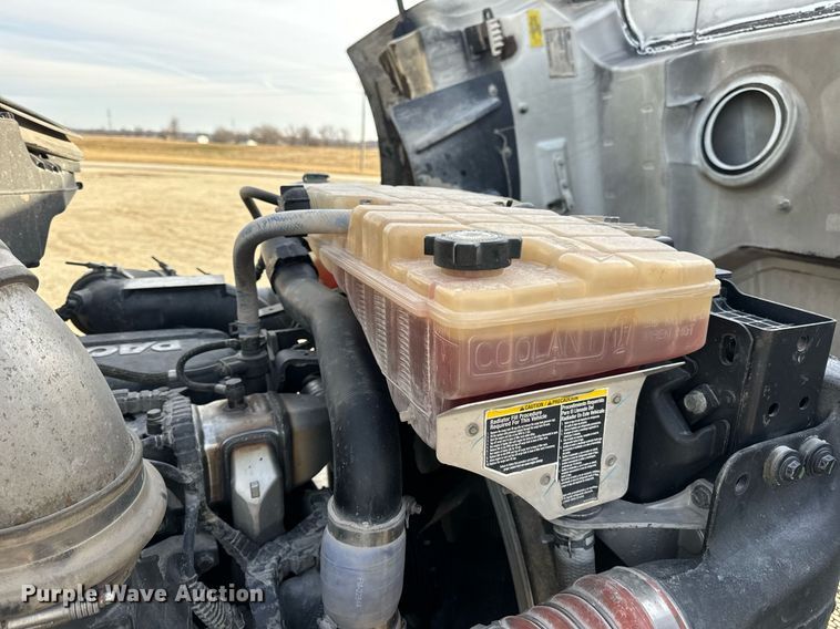 image for item EN5084 2019 Peterbilt 567 semi truck