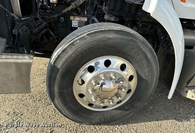 image for item EN5084 2019 Peterbilt 567 semi truck