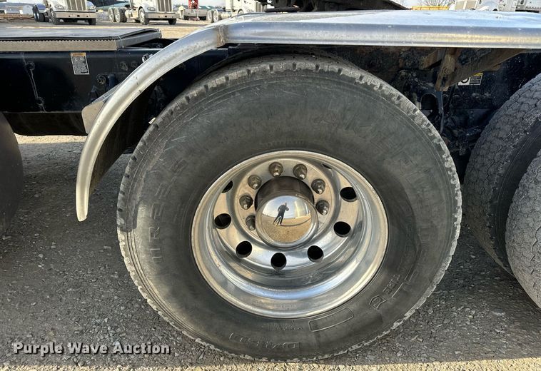 image for item EN5084 2019 Peterbilt 567 semi truck