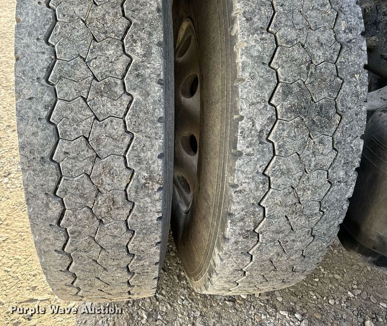 image for item EN5084 2019 Peterbilt 567 semi truck