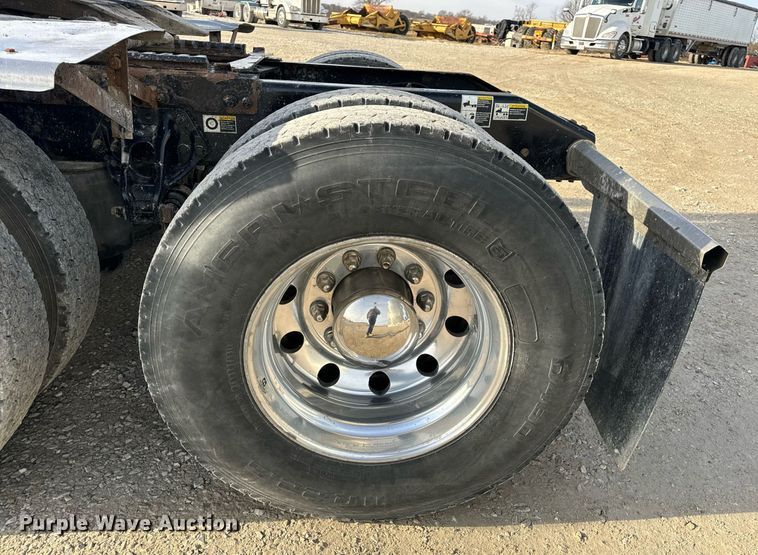 image for item EN5084 2019 Peterbilt 567 semi truck