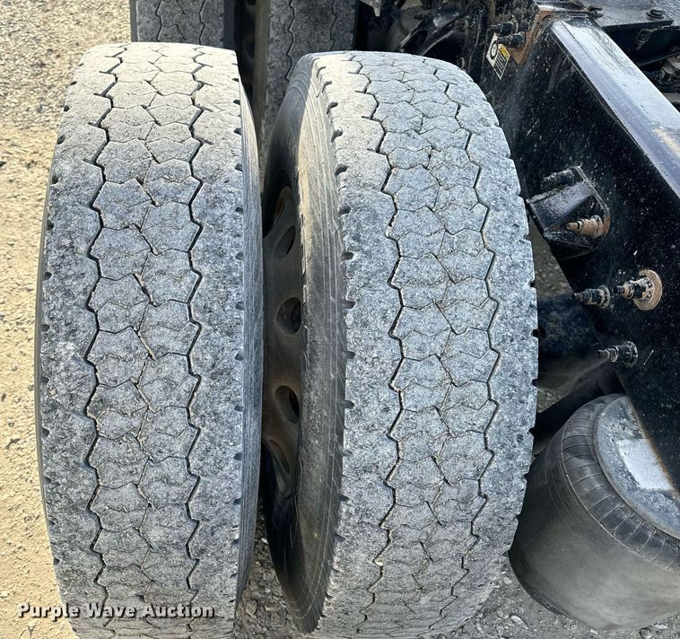 image for item EN5084 2019 Peterbilt 567 semi truck