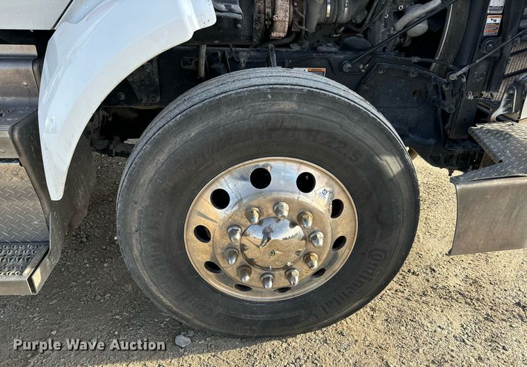 image for item EN5084 2019 Peterbilt 567 semi truck