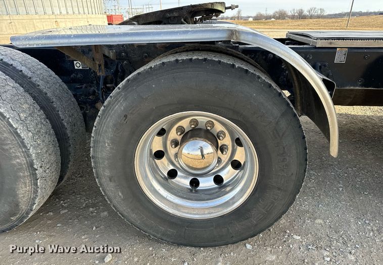 image for item EN5084 2019 Peterbilt 567 semi truck