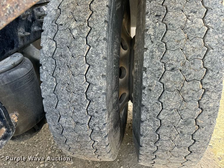 image for item EN5084 2019 Peterbilt 567 semi truck