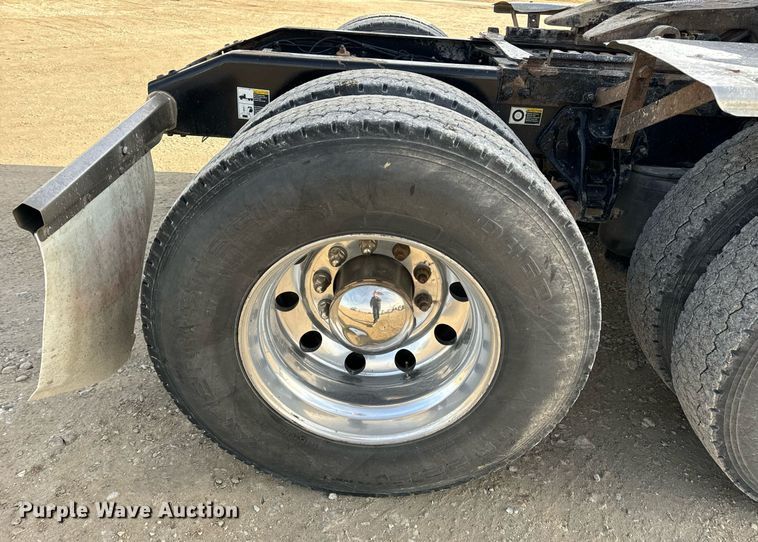 image for item EN5084 2019 Peterbilt 567 semi truck