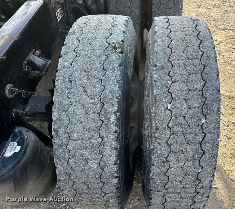 image for item EN5084 2019 Peterbilt 567 semi truck