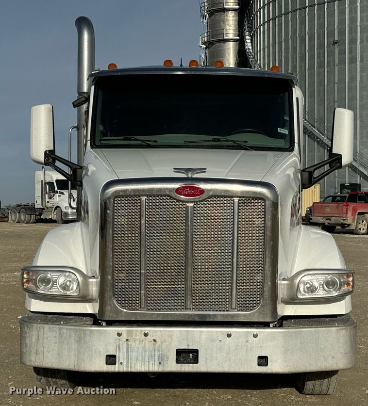 image for item EN5085 2021 Peterbilt semi truck