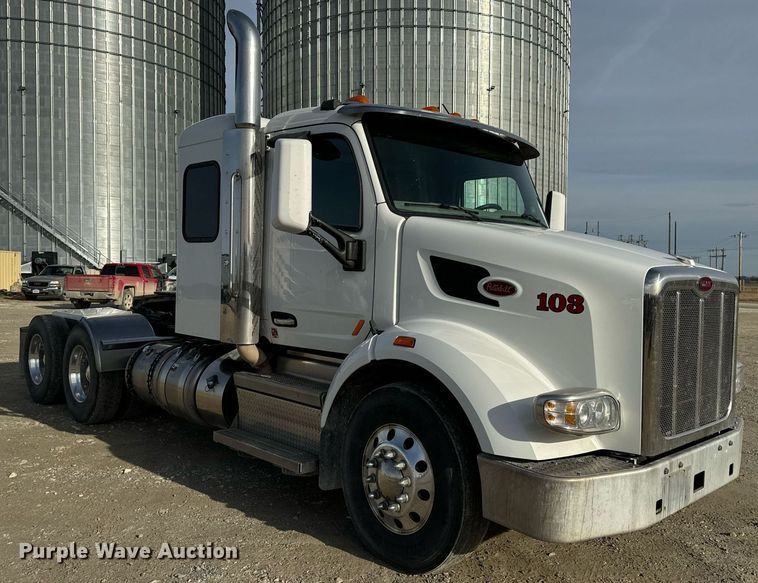 image for item EN5085 2021 Peterbilt semi truck