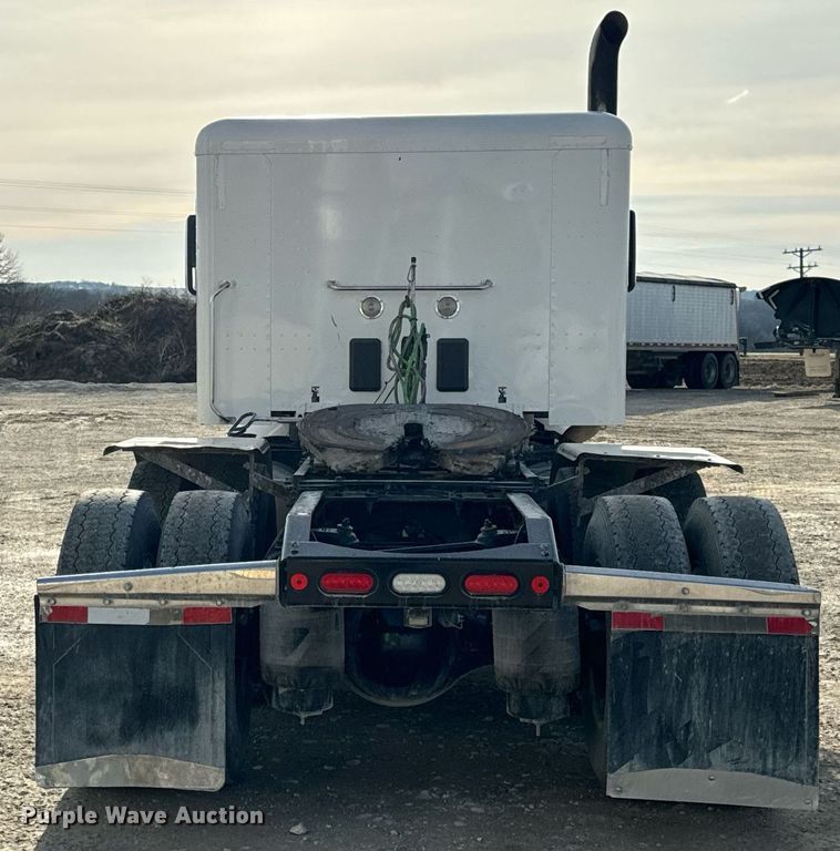 image for item EN5085 2021 Peterbilt semi truck