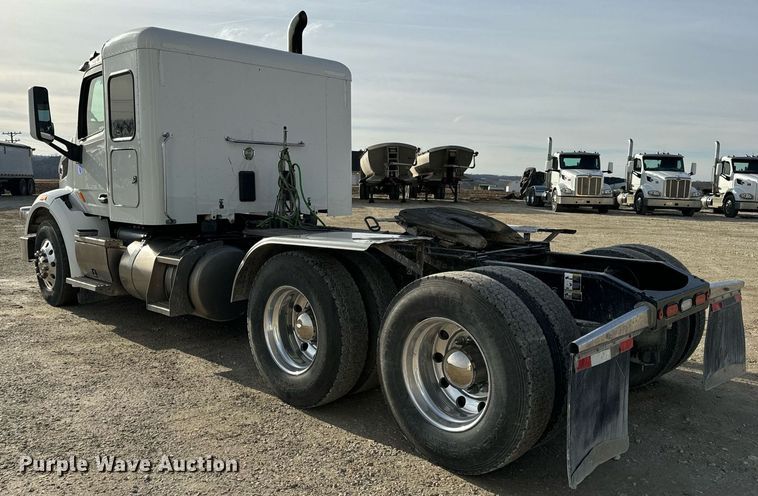 image for item EN5085 2021 Peterbilt semi truck