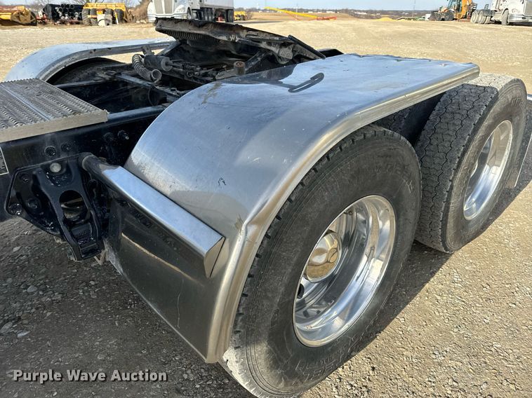 image for item EN5085 2021 Peterbilt semi truck