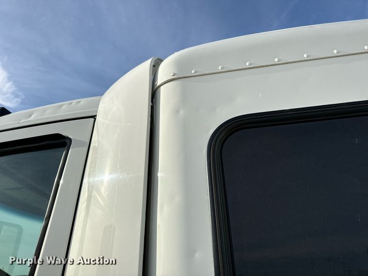 image for item EN5085 2021 Peterbilt semi truck