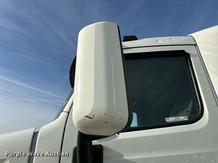 image for item EN5085 2021 Peterbilt semi truck