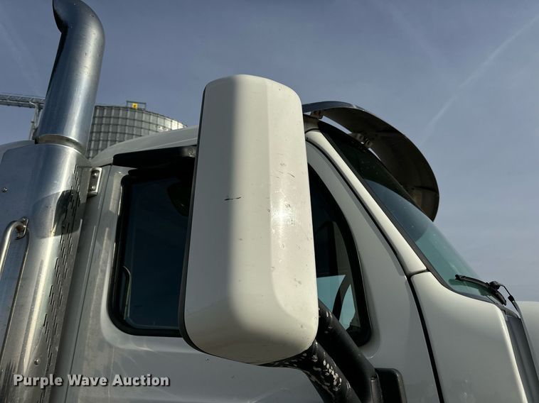 image for item EN5085 2021 Peterbilt semi truck