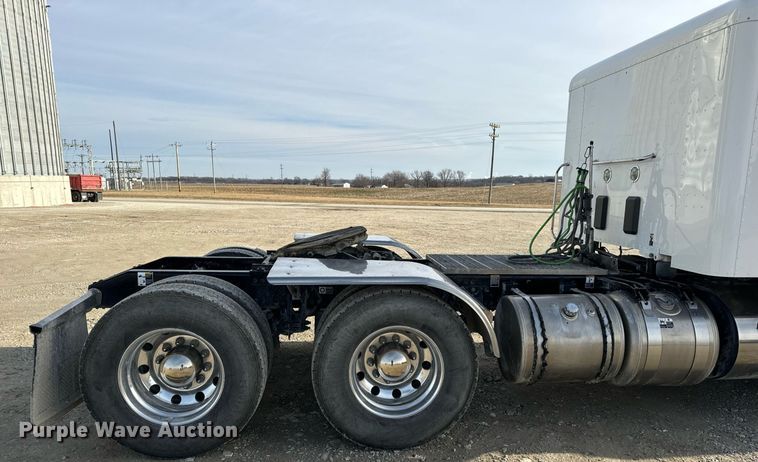 image for item EN5085 2021 Peterbilt semi truck