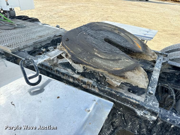 image for item EN5085 2021 Peterbilt semi truck