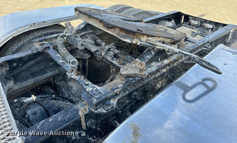 image for item EN5085 2021 Peterbilt semi truck