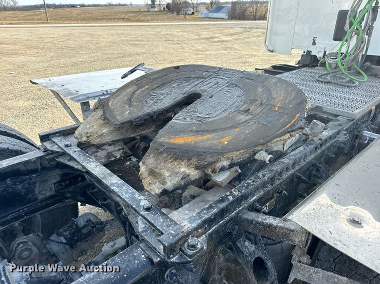 image for item EN5085 2021 Peterbilt semi truck