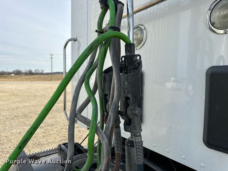 image for item EN5085 2021 Peterbilt semi truck