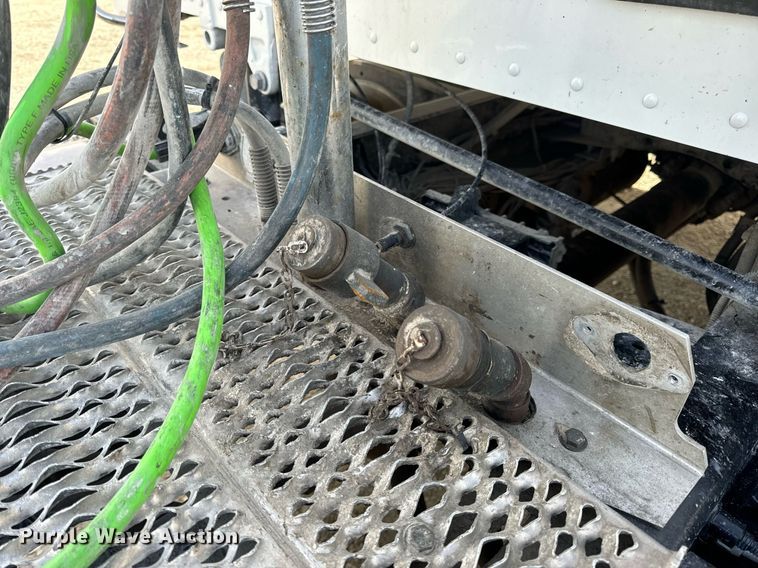 image for item EN5085 2021 Peterbilt semi truck