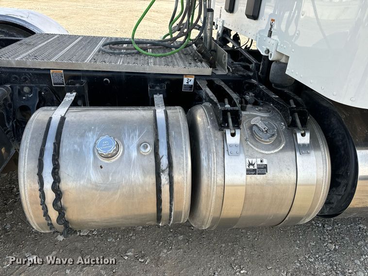 image for item EN5085 2021 Peterbilt semi truck