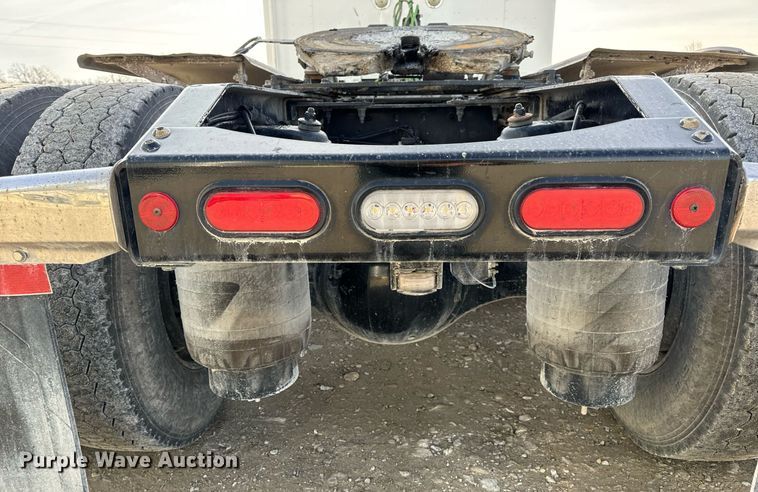 image for item EN5085 2021 Peterbilt semi truck