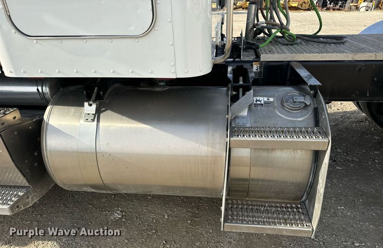 image for item EN5085 2021 Peterbilt semi truck